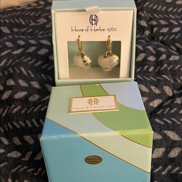 House of Harlow 1960 Gold and Cream Conch Shell Earrings - Picture 2 of 2